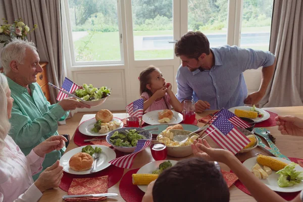 Vooraanzicht Van Multi Generatie Kaukasische Familie Die Eten Samen Een — Stockfoto