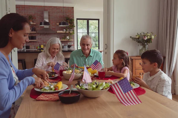 Vorderansicht Einer Glücklichen Kaukasischen Mehrgenerationenfamilie Die Hause Essen Auf Dem — Stockfoto