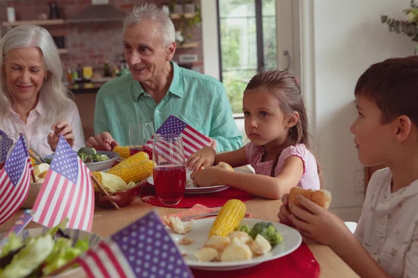 Vista Frontale Della Felice Famiglia Caucasica Multi Generazione Che Mangia — Foto Stock