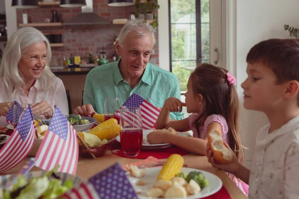 Vista Frontale Della Felice Famiglia Caucasica Multi Generazione Che Mangia — Foto Stock