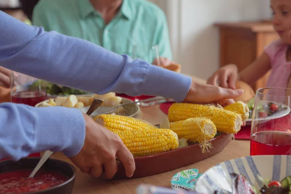 Close Van Familie Die Eten Een Eettafel Thuis — Stockfoto