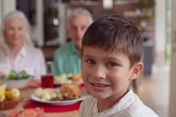 Πορτρέτο Του Καυκάσιο Αγόρι Κάθεται Στο Τραπέζι Φαγητού Στο Σπίτι — Φωτογραφία Αρχείου