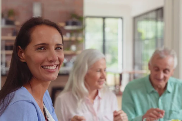 Vista Frontal Mujer Caucásica Feliz Mirando Cámara Mientras Tiene Comida — Foto de Stock