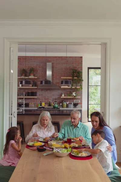 Többgenerációs Kaukázusi Család Amely Együtt Étkezik Étkezőasztalnál Otthon — Stock Fotó