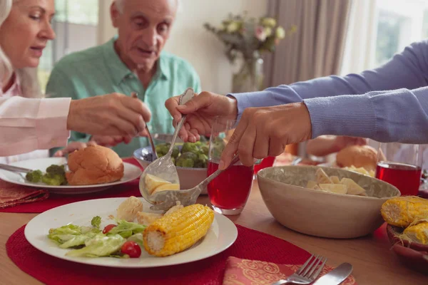 Stängt Upp Kaukasiska Familj Med Mat Tillsammans Matbordet Hemma — Stockfoto