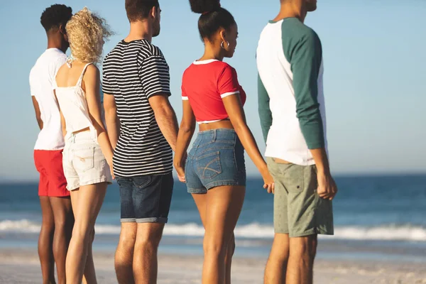 Vue Latérale Divers Amis Debout Main Dans Main Sur Plage — Photo