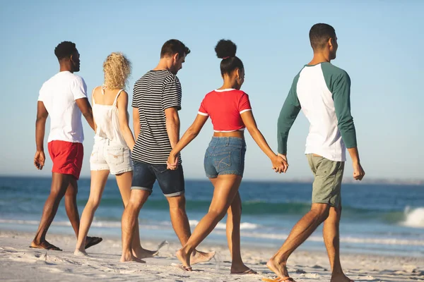 Vista Trasera Diversos Amigos Caminando Juntos Mano Playa — Foto de Stock