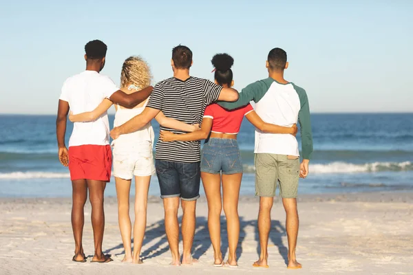 Achteraanzicht Van Diverse Vrienden Die Samen Het Strand Staan Kijken — Stockfoto