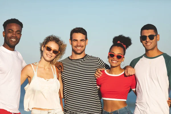 Portrait Divers Amis Heureux Debout Ensemble Regardant Caméra Sur Plage — Photo