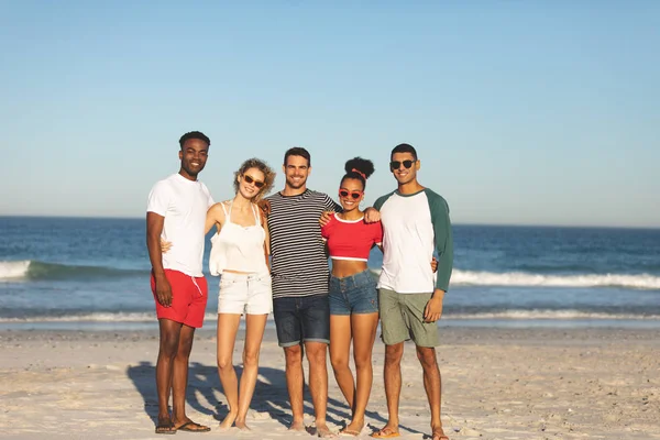 Porträt Diverser Freunde Die Strand Zusammenstehen Und Die Kamera Schauen — Stockfoto