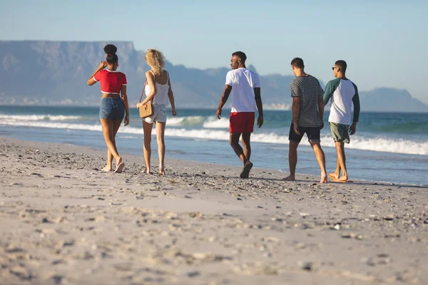 Rückansicht Diverser Freunde Die Gemeinsam Strand Spazieren Gehen — Stockfoto