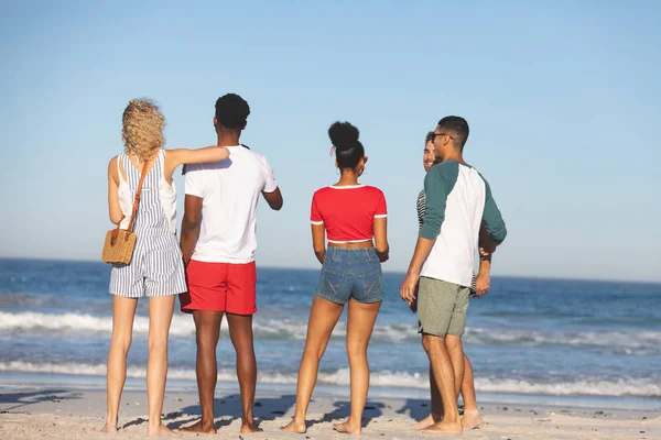 Vista Trasera Diversos Amigos Divirtiéndose Juntos Playa — Foto de Stock