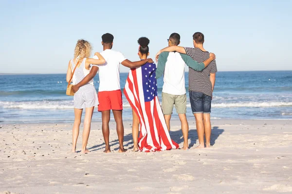 Vista Trasera Diversos Amigos Pie Junto Con Bandera Estadounidense Playa — Foto de Stock