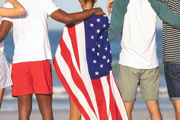 Mitad Sección Amigos Pie Junto Con Bandera Americana Playa Mujer — Foto de Stock