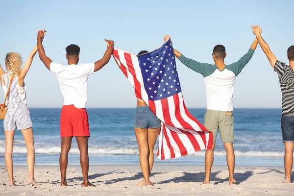 Vista Trasera Diversos Amigos Pie Junto Con Bandera Estadounidense Levantando — Foto de Stock