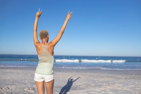 Bakifrån Afrikansk Amerikansk Kvinna Stående Med Armar Upp Stranden — Stockfoto