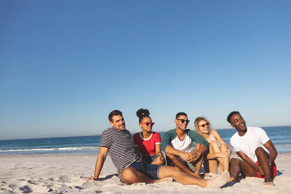 Vue Latérale Groupe Amis Heureux Diversifiés Amusant Ensemble Sur Plage — Photo