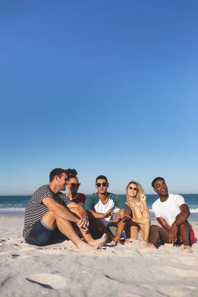 Vista Frontal Grupo Amigos Divertidos Felizes Divertindo Juntos Praia — Fotografia de Stock