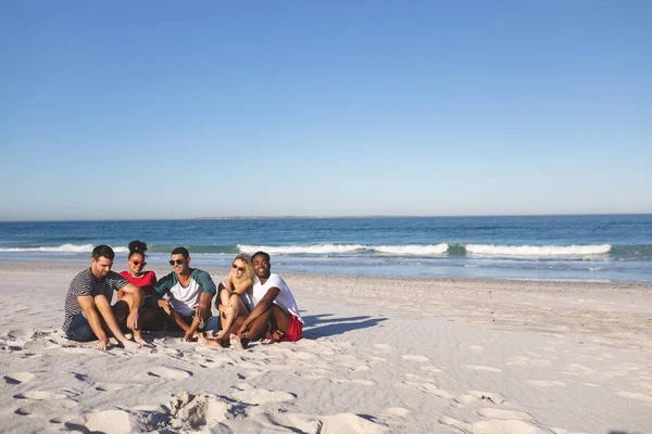 Вид Группу Счастливых Друзей Веселящихся Вместе Пляже — стоковое фото