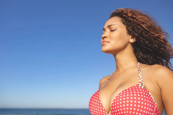 美丽的混合种族妇女站在比基尼侧视图 眼睛闭在沙滩上 — 图库照片
