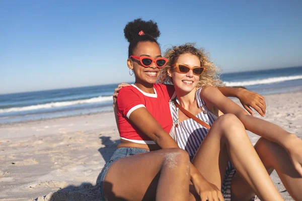 Vista Frontale Felici Diverse Amiche Donne Rilassarsi Insieme Sulla Spiaggia — Foto Stock