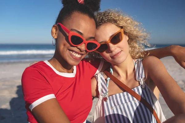 Portret Van Gelukkig Diverse Vrouwelijke Vrienden Ontspannen Samen Het Strand — Stockfoto