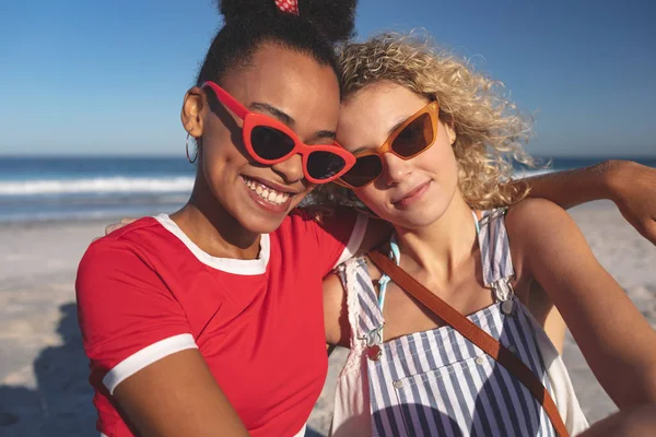 Retrato Diversas Amigas Felizes Relaxando Juntas Praia — Fotografia de Stock