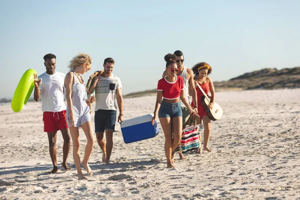 Vista Frontal Grupo Felizes Amigos Diversos Caminhando Juntos Praia — Fotografia de Stock