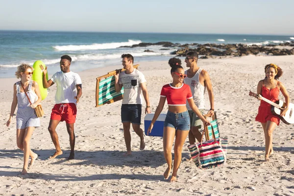 Vorderansicht Einer Gruppe Fröhlicher Freunde Die Zusammen Strand Spazieren Gehen — Stockfoto