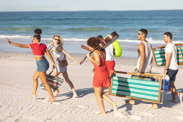 Вид Сбоку Группу Счастливых Друзей Гуляющих Вместе Пляже — стоковое фото