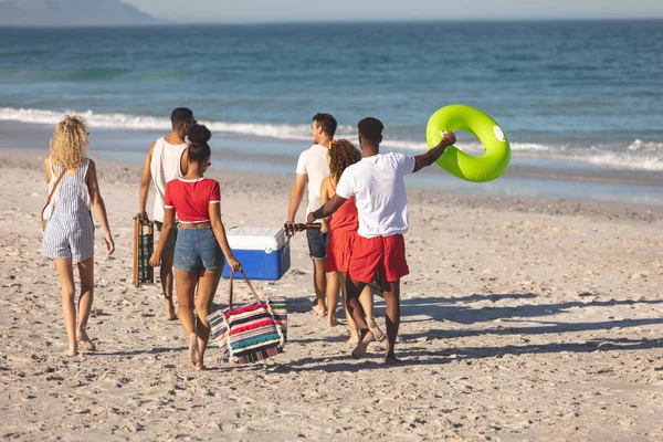 Bakre Över Grupp Glada Olika Vänner Promenader Tillsammans Stranden — Stockfoto