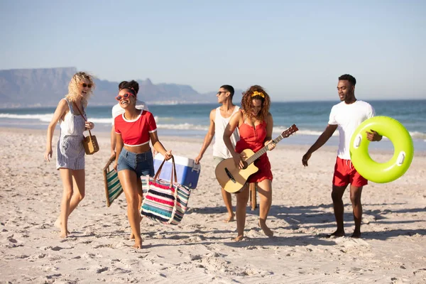 Framsidan Grupp Glada Olika Vänner Promenader Tillsammans Stranden — Stockfoto