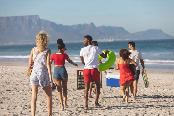 Rückansicht Einer Gruppe Fröhlicher Freunde Die Gemeinsam Strand Spazieren Gehen — Stockfoto