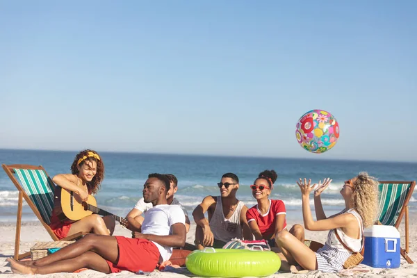 Vista Frontal Del Grupo Amigos Felices Diversos Divirtiéndose Juntos Playa — Foto de Stock