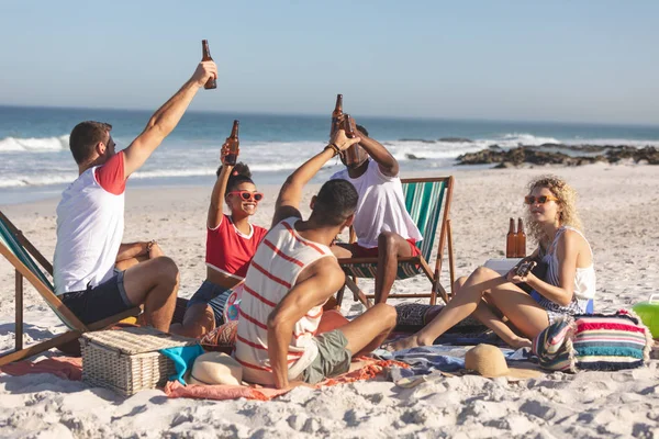 Vooraanzicht Van Een Groep Vrolijke Vrienden Toasten Een Glas Bier — Stockfoto