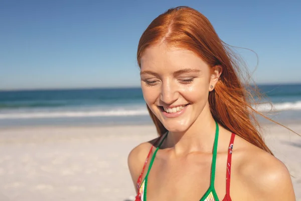 快乐的红发白种女人站在沙滩上的肖像 — 图库照片