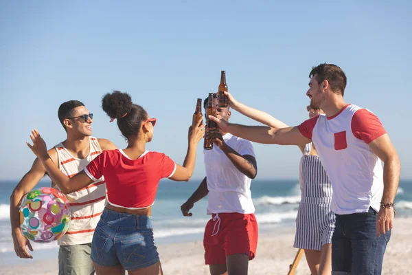 Widok Przodu Grupy Szczęśliwych Różnorodnych Przyjaciół Toasting Szklanki Piwa Plaży — Zdjęcie stockowe