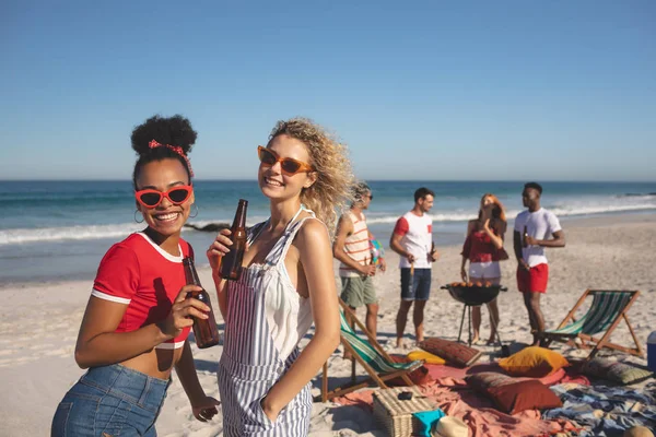 Frontansicht Zweier Unterschiedlicher Freunde Beim Bier Während Diverse Freunde Strand — Stockfoto