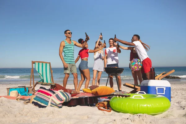 Vorderansicht Einer Gruppe Fröhlicher Freunde Die Auf Bierflaschen Strand Anstoßen — Stockfoto