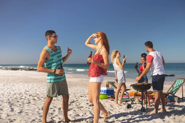 Vorderansicht Einer Gruppe Fröhlicher Freunde Die Sich Beim Bier Strand — Stockfoto