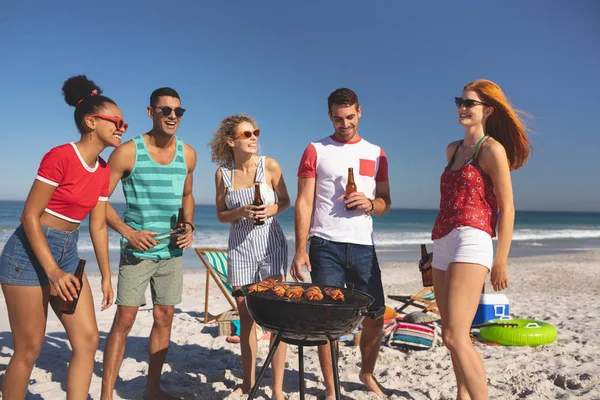 Vista Frontal Grupo Amigos Divertidos Felizes Divertindo Enquanto Prepara Comida — Fotografia de Stock