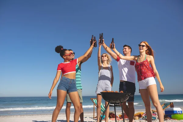 Vorderansicht Einer Gruppe Fröhlicher Freunde Die Auf Bierflaschen Strand Anstoßen — Stockfoto