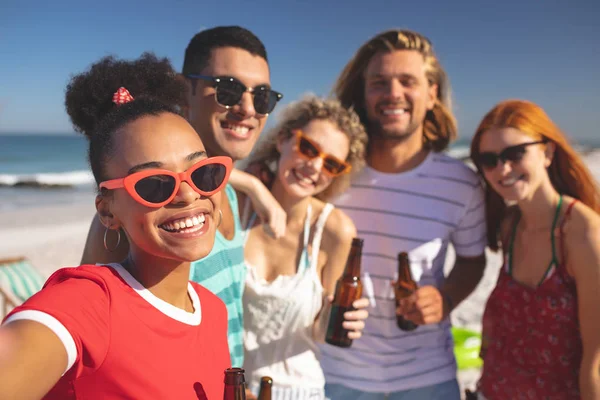 Frontansicht Einer Gruppe Junger Freunde Die Zusammen Strand Spaß Haben — Stockfoto