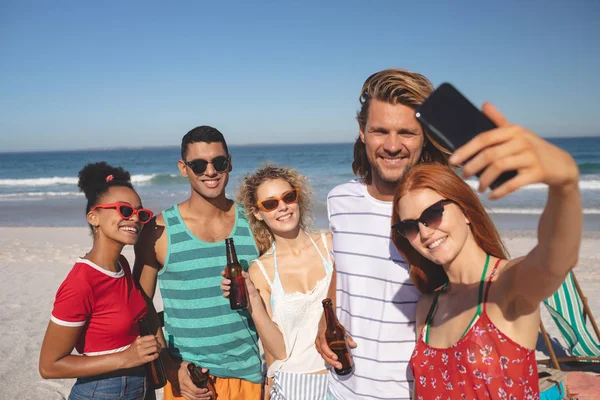 Вид Спереди Группы Молодых Друзей Делающих Селфи Мобильным Телефоном Пляже — стоковое фото