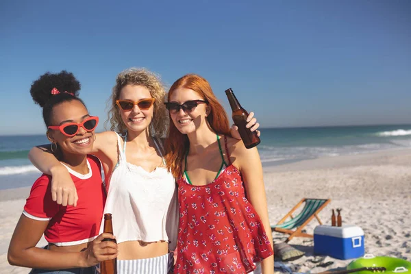 Vooraanzicht Van Groep Jonge Gevarieerde Vriendinnen Die Samen Het Strand — Stockfoto