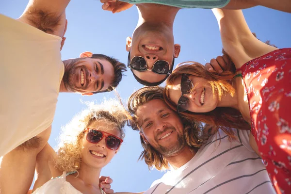 Retrato Grupo Jóvenes Diversos Amigos Formando Cascos Playa — Foto de Stock