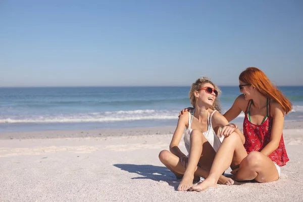 ビーチで一緒に楽しむ若い白人女性の友人の正面図 — ストック写真