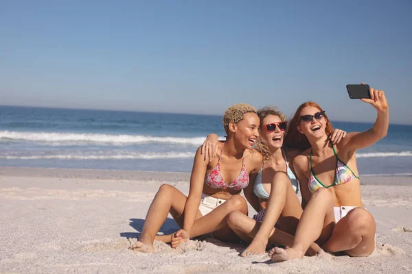 Vista Frontal Jovens Amigas Caucasianas Tirando Selfie Com Celular Praia — Fotografia de Stock