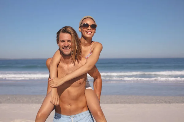 Vooraanzicht Van Jonge Blanke Man Die Piggyback Ride Naar Vrouw — Stockfoto