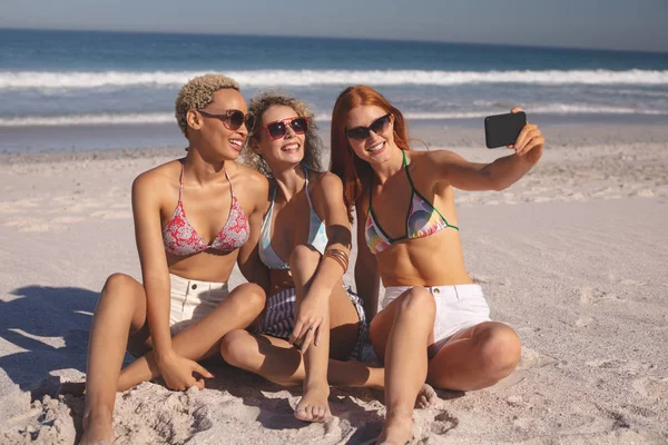 Vista Frontal Jovens Amigas Diversas Tirando Selfie Com Celular Praia — Fotografia de Stock